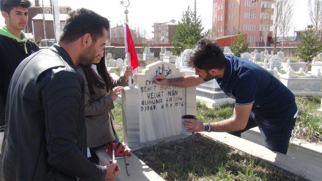 Şehit &ouml;ğretmenlerin kabirlerini onardılar 1