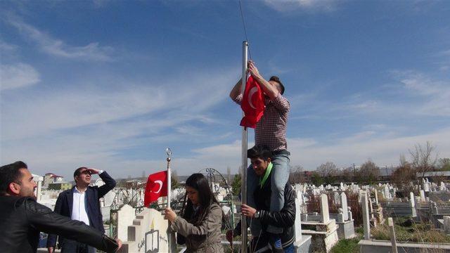 Şehit &ouml;ğretmenlerin kabirlerini onardılar 2