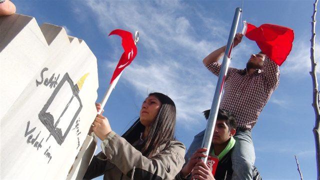 Şehit &ouml;ğretmenlerin kabirlerini onardılar 3