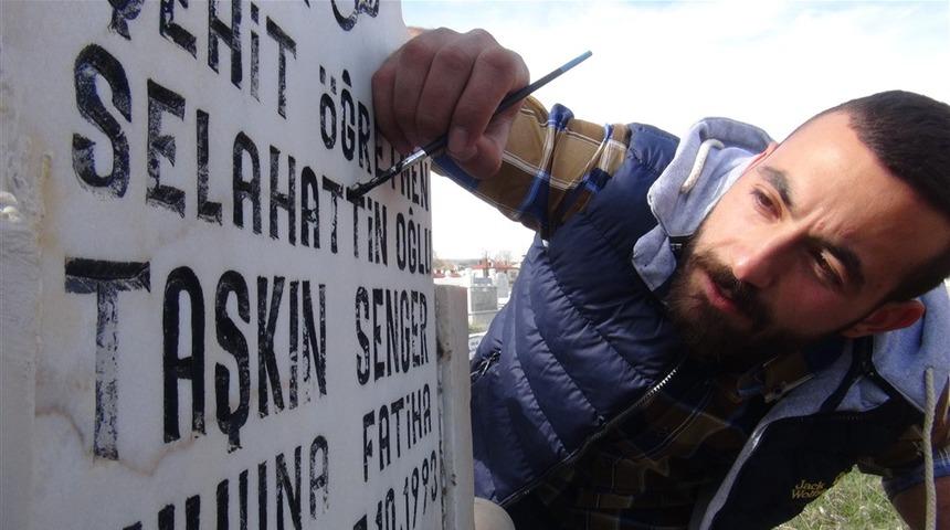 Şehit &ouml;ğretmenlerin kabirlerini onardılar