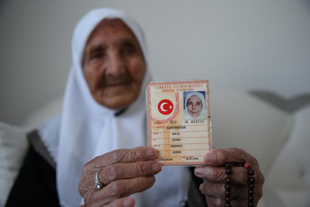 110 yaşındaki Şemşi nine dünya gündemine düştü! Yaşam sırrı espri malzemesi oldu 1