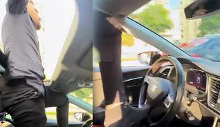 Adana'da akılalmaz g&ouml;r&uuml;nt&uuml;ler! Tavandan &ccedil;ıktı: Ayağıyla aracı kullandı