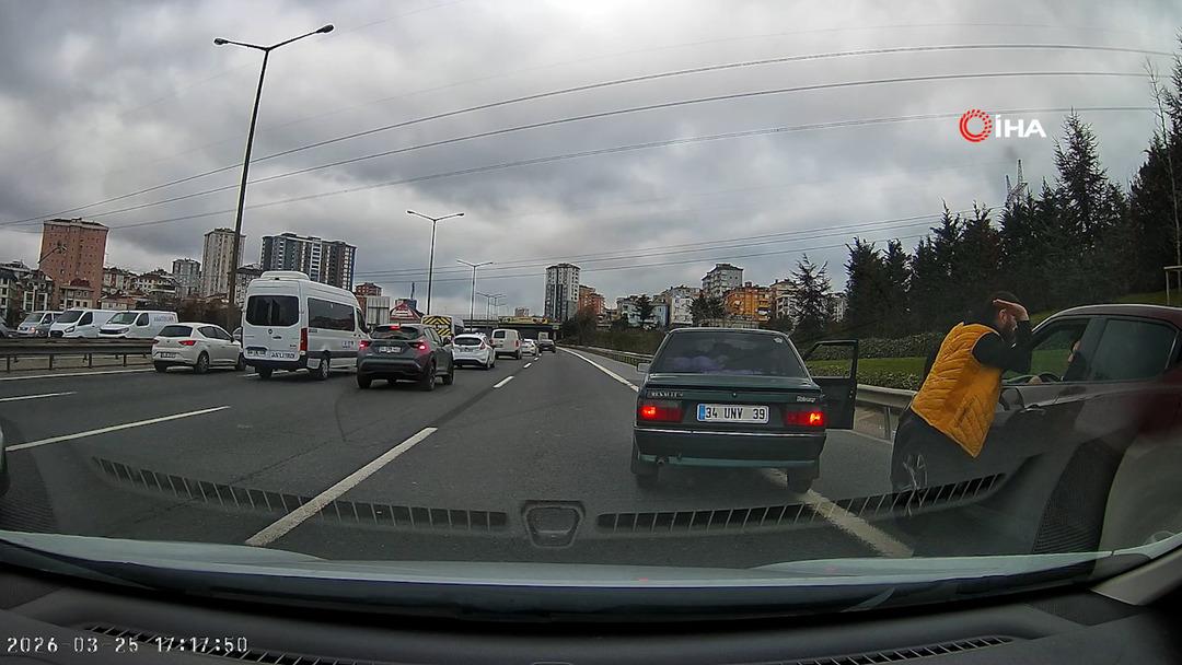 &Uuml;mraniye deki dehşet anları kamerada! E-5 te yolunu kesip tokatladı... 1