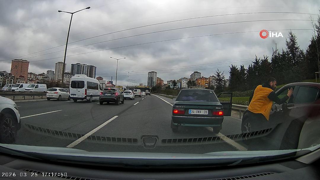 &Uuml;mraniye deki dehşet anları kamerada! E-5 te yolunu kesip tokatladı... 2