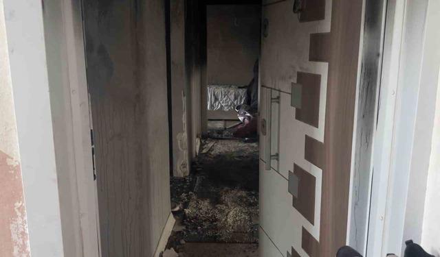 3 yaşındaki &ccedil;ocuğun yaktığı battaniye yangına yol a&ccedil;tı: 3 kişi dumandan etkilendi 4