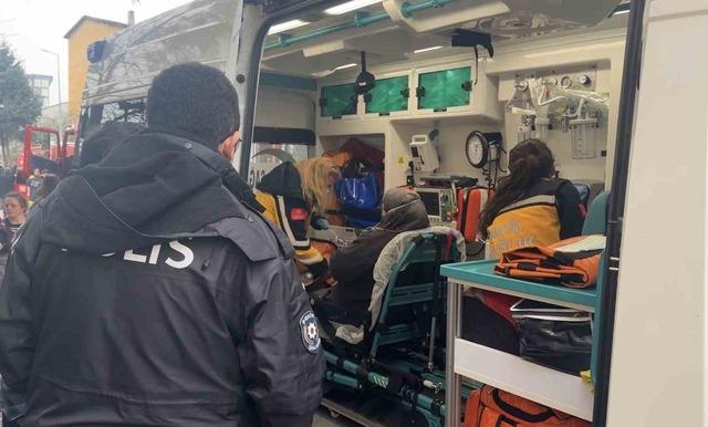 3 yaşındaki &ccedil;ocuğun yaktığı battaniye yangına yol a&ccedil;tı: 3 kişi dumandan etkilendi 3