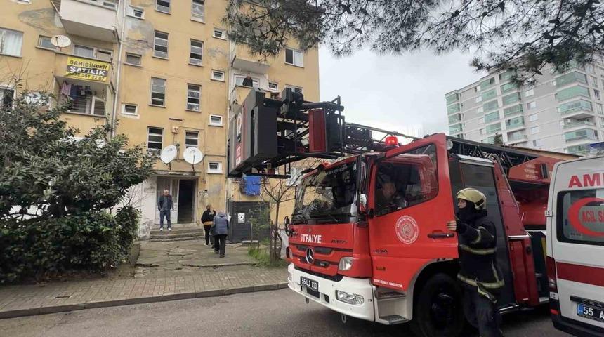 3 yaşındaki &ccedil;ocuğun yaktığı battaniye yangına yol a&ccedil;tı: 3 kişi dumandan etkilendi