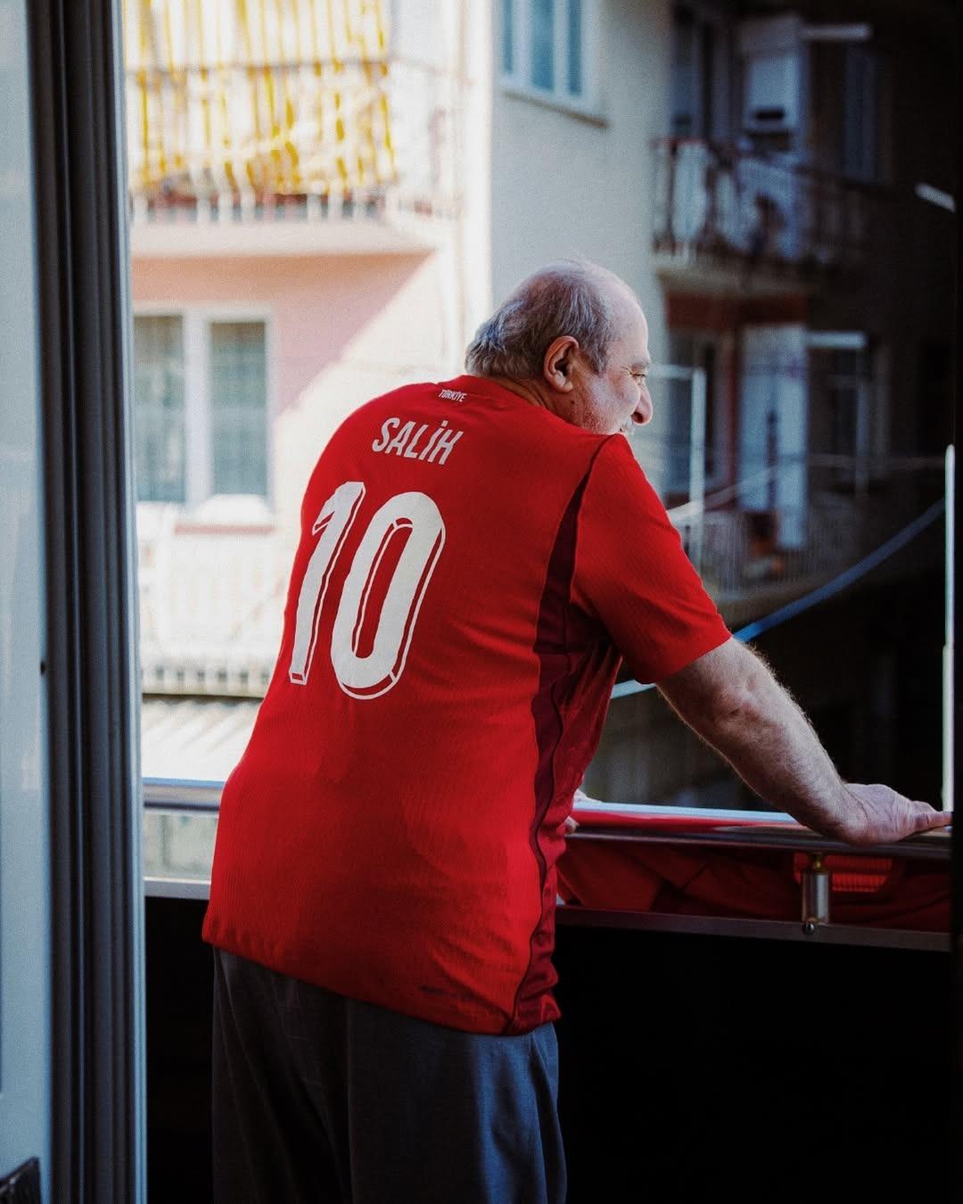 As formayı as as as! Salih Amca nın meşhur balkonunda bu sefer formamız dalgalandı 1