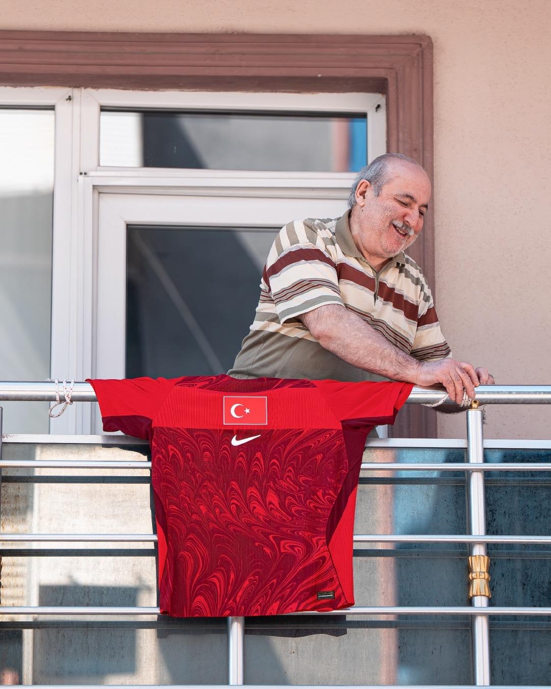 As formayı as as as! Salih Amca nın meşhur balkonunda bu sefer formamız dalgalandı 2