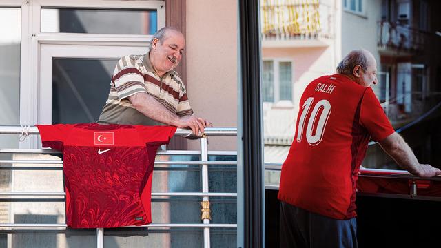 As formayı as as as! Salih Amca'nın meşhur balkonunda bu sefer formamız dalgalandı