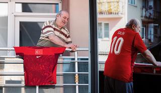 Salih Amca'nın meşhur balkonuna bu sefer forma astı