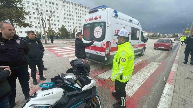 Karaman&rsquo;da motosiklet otomobile &ccedil;arptı: 1 yaralı 1