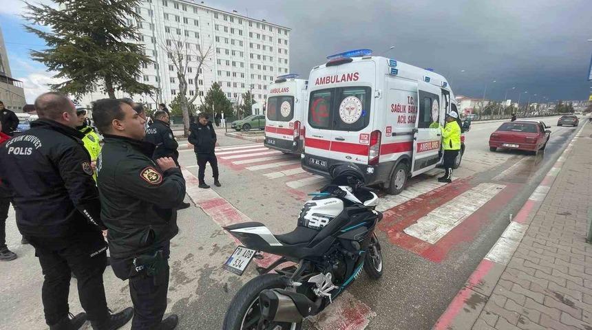 Karaman&rsquo;da motosiklet otomobile &ccedil;arptı: 1 yaralı