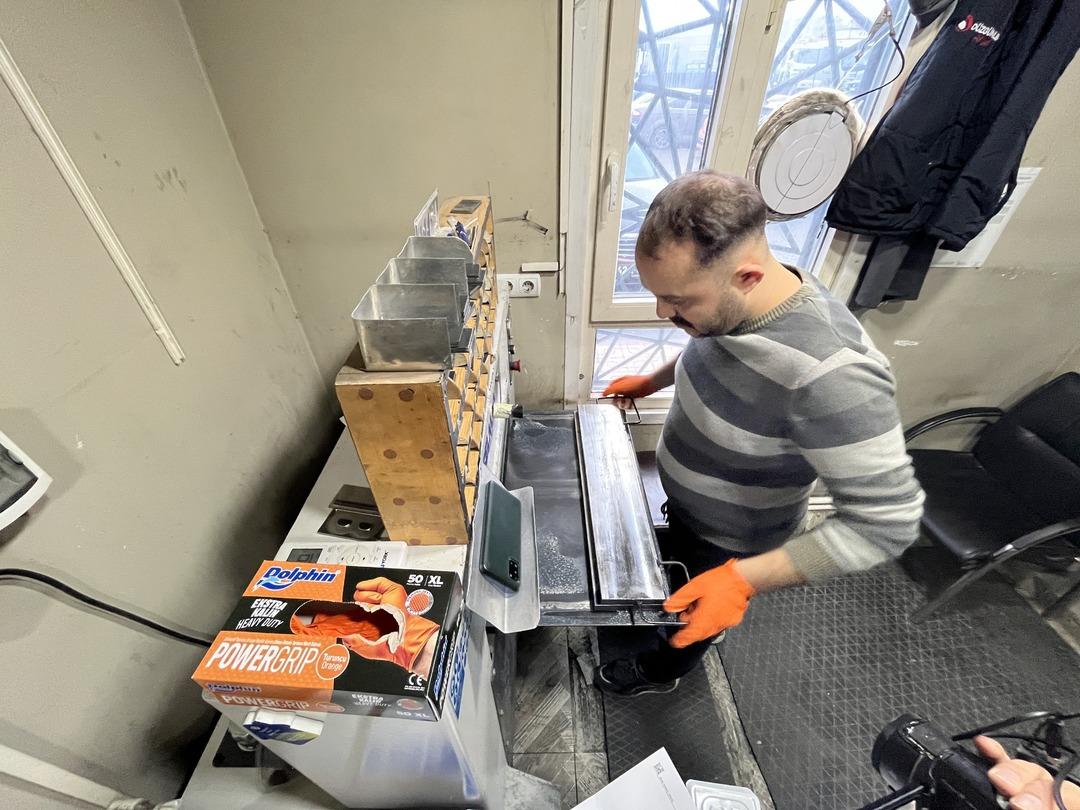 Yoğunluk s&uuml;r&uuml;yor, mesaiye kalıp g&uuml;nde 900 &uuml;retiyorlar:  &Ccedil;ok talep var  2