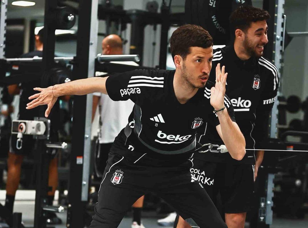 Beşiktaş salonda &ccedil;alıştı 2