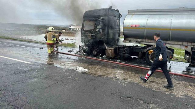 Cizre’de seyir halindeki tır alev topuna döndü 6