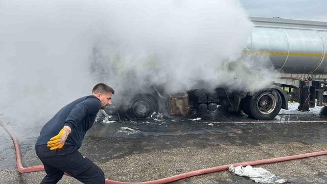 Cizre’de seyir halindeki tır alev topuna döndü 5