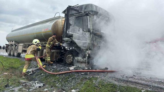 Cizre’de seyir halindeki tır alev topuna döndü 3