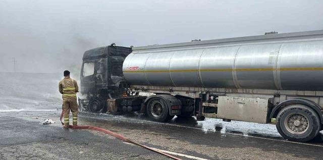 Cizre’de seyir halindeki tır alev topuna döndü 1