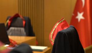 Eski savcıya 'r&uuml;şvet' ve 'gizliliği ihlal' su&ccedil;larından dava! Para yazışmaları iddianameye girdi