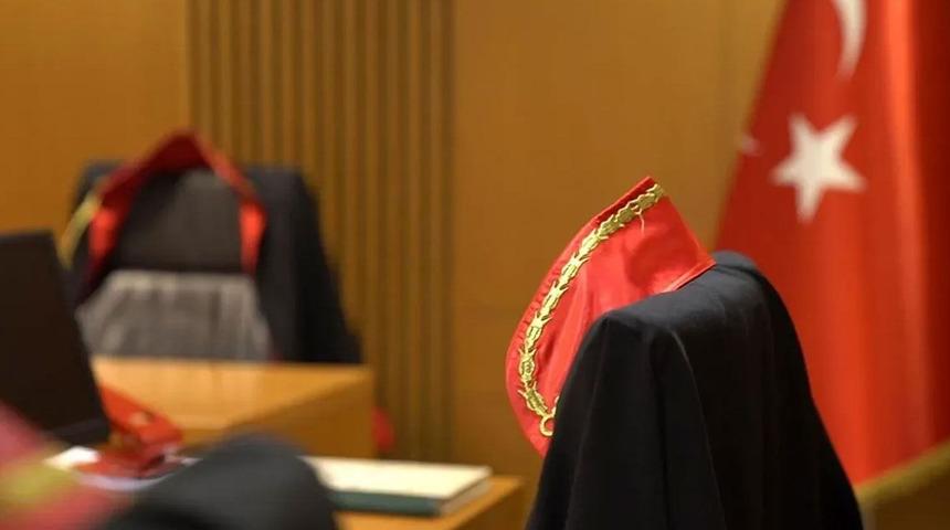 Eski savcıya 'r&uuml;şvet' ve 'gizliliği ihlal' su&ccedil;larından dava! Para yazışmaları iddianameye girdi