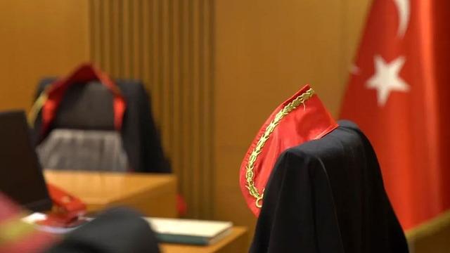 Eski savcıya 'rüşvet' ve 'gizliliği ihlal' suçlarından dava! Para yazışmaları iddianameye girdi