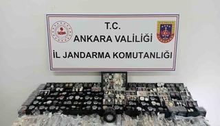 Ankara&rsquo;da ka&ccedil;ak&ccedil;ılık operasyonları: Yasa dışı yollarla yurda sokulmuş t&uuml;t&uuml;n &uuml;r&uuml;n&uuml;, gıda malzemesi ve &ccedil;ok sayıda saat ele ge&ccedil;irildi