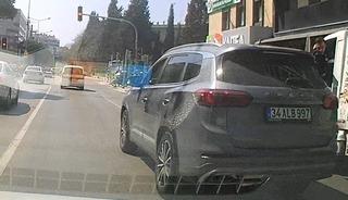 İzmir&rsquo;de kural tanımaz s&uuml;r&uuml;c&uuml; ara&ccedil; kamerasına yansıdı