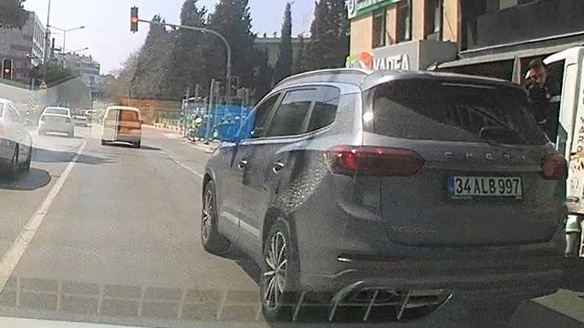 İzmir’de kural tanımaz sürücü araç kamerasına yansıdı