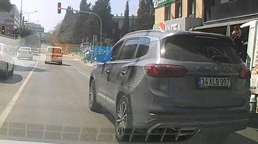İzmir&rsquo;de kural tanımaz s&uuml;r&uuml;c&uuml; ara&ccedil; kamerasına yansıdı