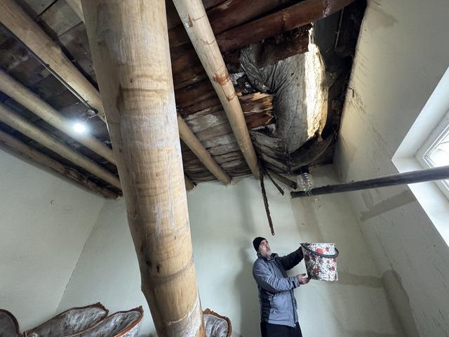 Hakkari de toprak evin damının bir b&ouml;l&uuml;m&uuml; &ccedil;&ouml;kt&uuml; 1