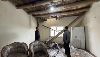 Hakkari'de toprak evin damının bir b&ouml;l&uuml;m&uuml; &ccedil;&ouml;kt&uuml;