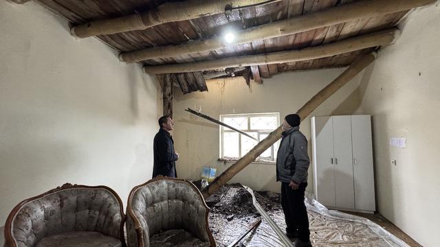 Hakkari'de toprak evin damının bir bölümü çöktü