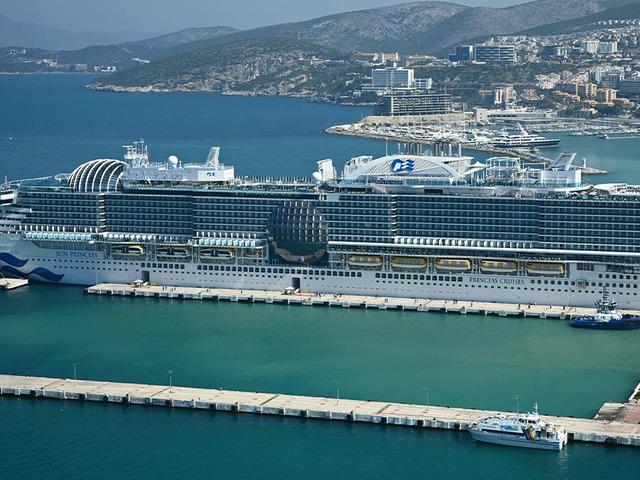 Kuşadası'na kruvaziyerle 4 bin 12 turist geldi