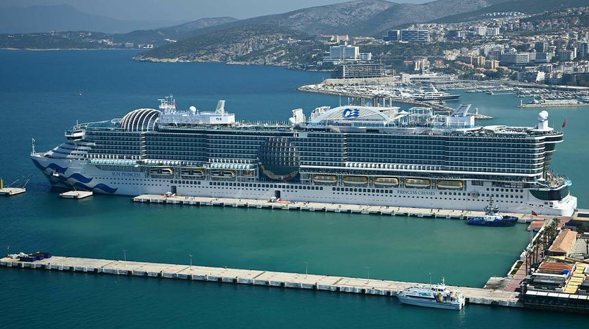 Kuşadası'na kruvaziyerle 4 bin 12 turist geldi