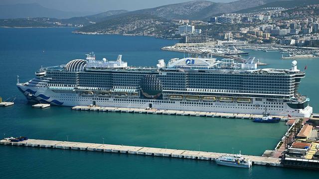 Kuşadası'na kruvaziyerle 4 bin 12 turist geldi