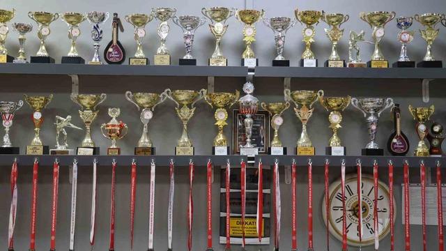 Bilardoyu aşka d&ouml;n&uuml;şt&uuml;rd&uuml;, 150 sporcu yetiştirdi 1