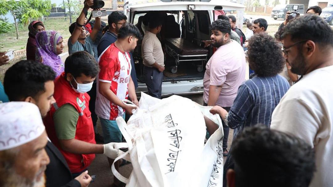 Bangladeş te korkunç kaza! Otobüs nehre düştü, 24 kişi öldü 2