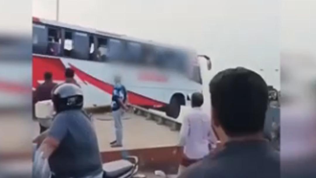 Bangladeş te korkunç kaza! Otobüs nehre düştü, 24 kişi öldü 1