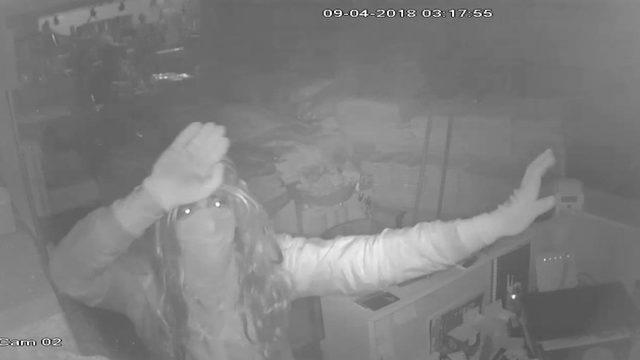 Peruk takıp göbek ata ata soydu