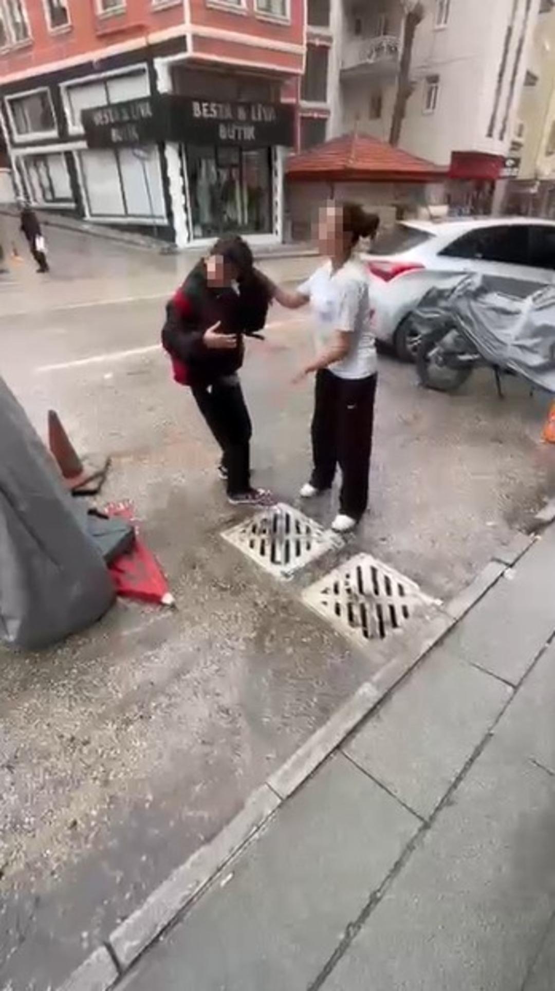 Akranını sa&ccedil;ından tutup yere yatırdı, kafasına ayağıyla bastı: "Seni bug&uuml;n &ccedil;ok d&ouml;vesim var" 1