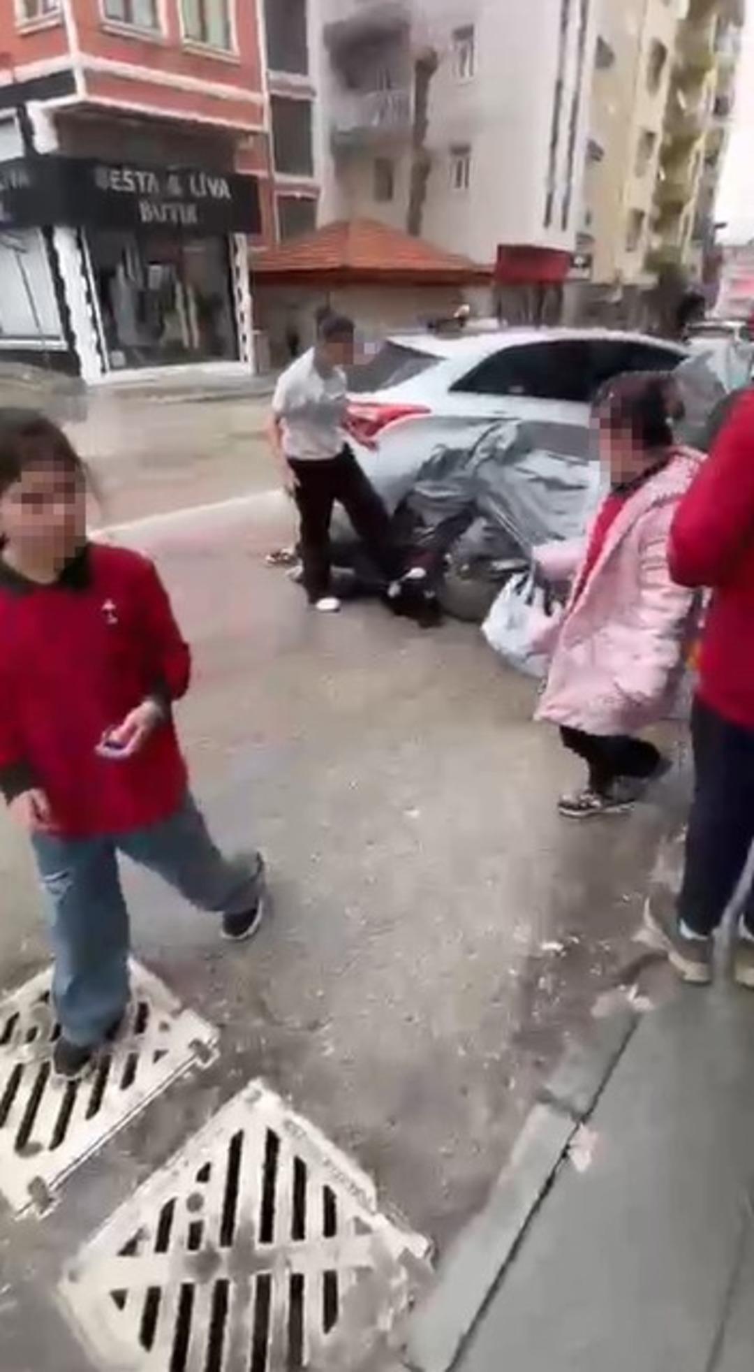 Akranını sa&ccedil;ından tutup yere yatırdı, kafasına ayağıyla bastı: "Seni bug&uuml;n &ccedil;ok d&ouml;vesim var" 3