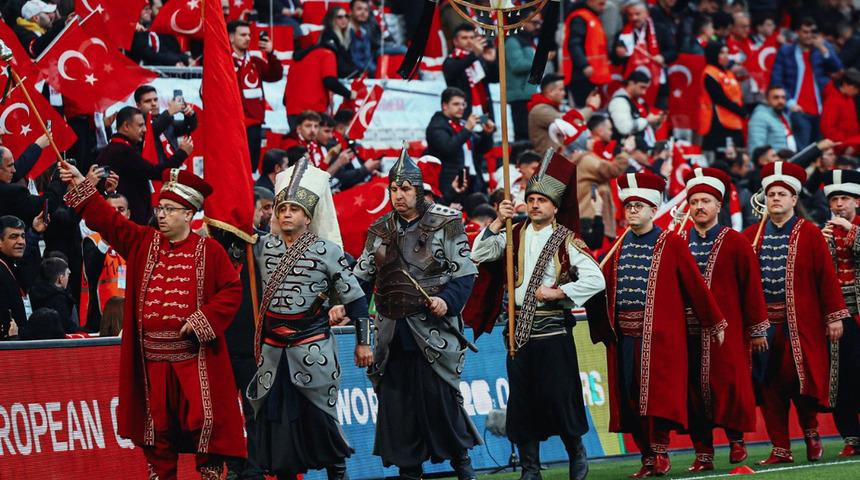 Isınmalar &ouml;ncesinde sahaya mehter takımı geldi! Trib&uuml;nler 'Cendere' ile ayağa kalktı