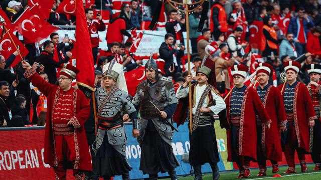 Isınmalar öncesinde sahaya mehter takımı geldi! Tribünler 'Cendere' ile ayağa kalktı