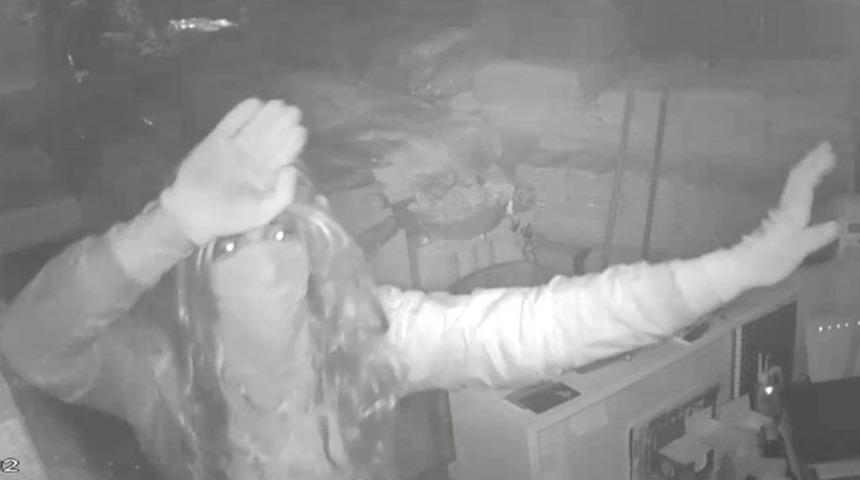 Güvenlik kamerasını gören hırsız, göbek atmaya başladı