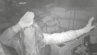 Güvenlik kamerasını gören hırsız, göbek atmaya başladı