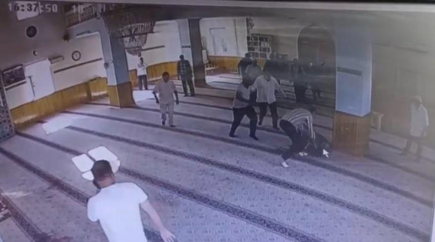 Camideki cinayette sanığa tahrik indirimi ile 16 yıl hapis