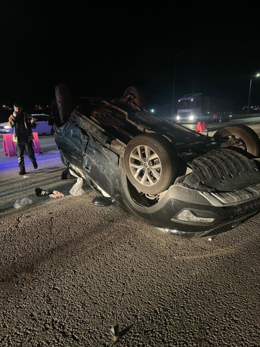 Kaza yapan otomobil ters d&ouml;nd&uuml;: 7 kişi yaralandı 2