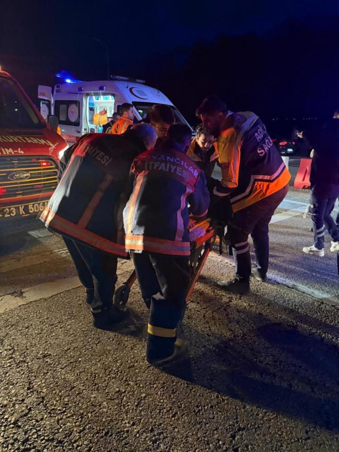 Kaza yapan otomobil ters d&ouml;nd&uuml;: 7 kişi yaralandı 3