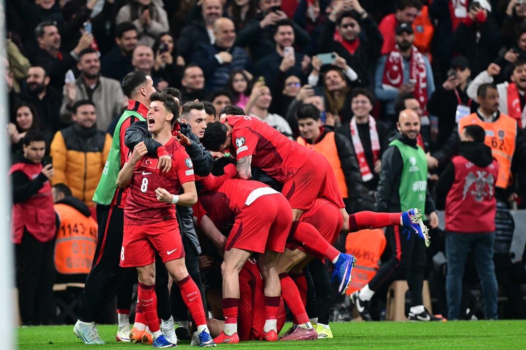 Nihat Kahveci den Milli yıldıza dev &ouml;vg&uuml;! Bu sefer onun i&ccedil;in &ccedil;ıldırdı 4